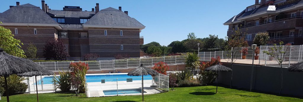 Piscina y zonas verdes de una comunidad residencial